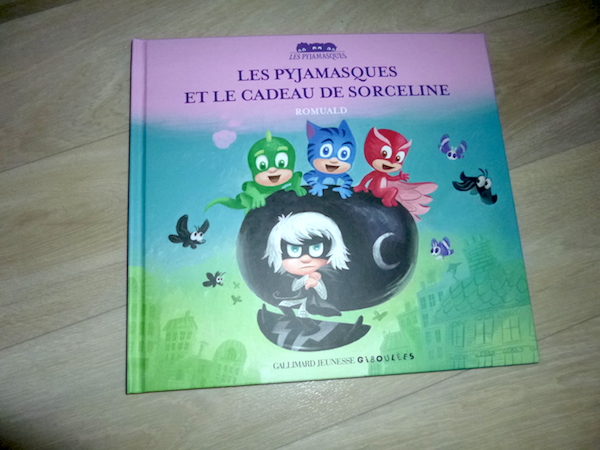 Le masque des taches de pigment sur la personne de la crème fraîche